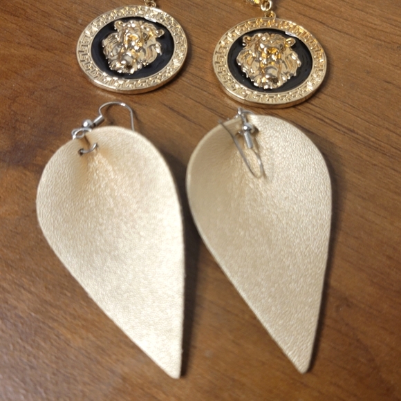 Gold Earring Set - Picture 3 of 4